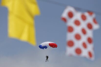 Un maillot amarillo, de vencedor del Tour, y uno de lunares rojos, de mejor escalador, han sido protagonistas en un espectáculo en el que un parapente con la bandera francesa ha sobrevolado la zona del inicio de carrera justo antes del comienzo de la decimotercera etapa, que transcurre entre las localidades de Muret y Rodez, Francia.