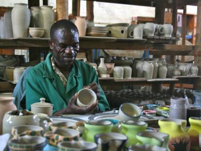 La cerámica se hace con el material de las cercanas montañas de Linthipe y Bembeke.