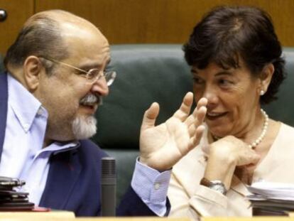 Txarli Prieto, junto a Isabel Celaá, en el pleno de este viernes en el Parlamento vasco. 