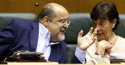 Txarli Prieto, junto a Isabel Celaá, en el pleno de este viernes en el Parlamento vasco. 