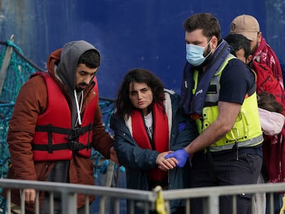 Una mujer migrante es atendida el martes en la costa de Dover (Reino Unido).