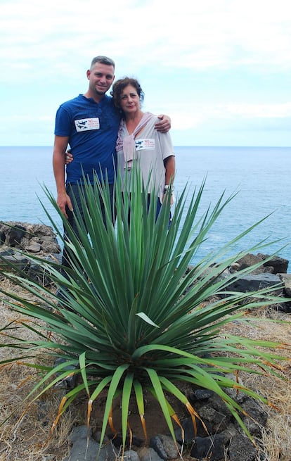 Mercedes Hernández y su hijo Carlos, madre y hermano, en el lugar en el que están enterradas las cenizas de Alexis Martínez.