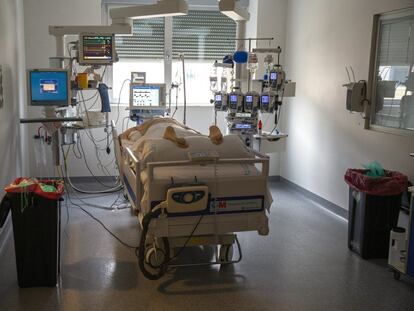 Un paciente crítico en una de las camas de la UCI del Hospital de Torrejón, en Madrid, el pasado 28 de octubre de 2020.