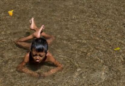 Criança Yanomami na aldeia Demini, em Roraima.