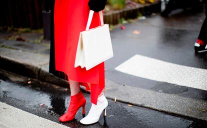 La clave está en los pequeños detalles

Llevar un zapato de cada color puede parecer tan disparatado como diferente, original y divertido. Así lo demuestra este look de Giulia Tordini.