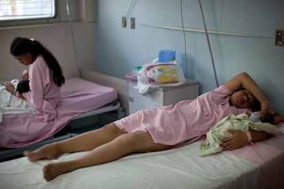 Dos mujeres descansan en la sala de recuperación con sus recién nacidos en el Hospital Roosevelt en la Ciudad de Guatemala, en una fotografía de archivo.