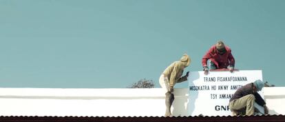 Algunos trabajadores que participaron en la construcci&oacute;n de la escuela en Soavinarivo, en un fotograma del documental.