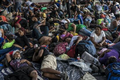 Gran parte del trayecto fue bajo altas temperaturas, que dejaron exhaustos a los migrantes. Cuando llegaron a Tapachula se tendieron sobre el suelo de la plaza principal, donde esta noche pernoctarán, el 21 de octubre de 2018.