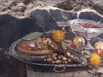 Fresco descubierto en Pompeya en el que se representa lo que puede ser un antecedente de la pizza.