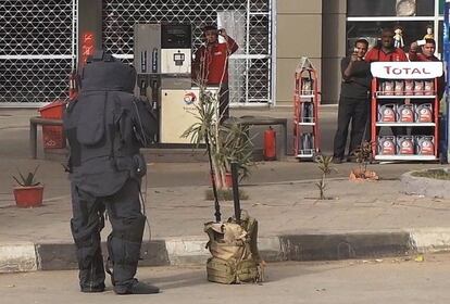 Un policía en el Cairo se ha acercado a la bomba ante la mirada de varios curiosos que lo estaban grabando con sus móviles. Varios testigos del suceso han resultado heridos.