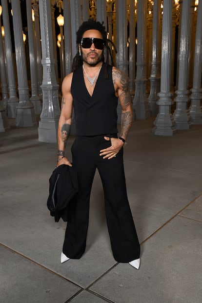 Lenny Kravitz prefirió un traje negro de tres piezas, sin camisa y con collar de diamantes.