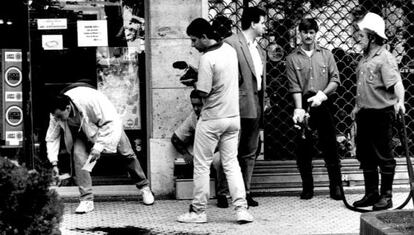 Diligencias en el lugar donde fue abatido el inspector Enrique Nieto en 1995.