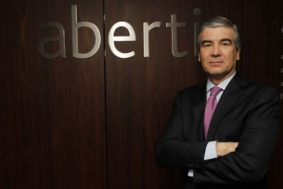 El consejero delegado de Abertis, Francisco Reyn&eacute;s, en las oficinas de la compa&ntilde;&iacute;a en Madrid.