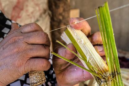 "Al principio, solo vendíamos localmente a la gente que venía, pero después de la covid, pensábamos que podríamos llegar a más gente, incluso a extranjeros, por internet", explica Mohammed, hijo del agricultor y artista Said Tarakhan. El joven, de 30 años, lanzó hace unos meses una tienda en línea para vender sus nuevos productos.