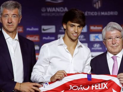 Miguel Ángel Gil, consejero delegado del Atlético de Madrid, y Enrique Cerezo, presidente del club, en la presentación del futbolista João Félix en 2019. getty images