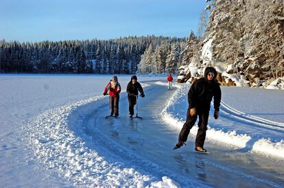 En los lagos que rodean la localidad finlandesa de Kuopio se preparan caminos para facilitar el patinaje sobre el hielo. La velocidad del paseo depende de cada uno.