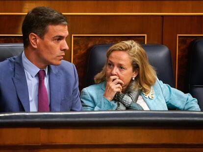 El presidente de gobierno Pedro Sánchez, y la ministra de Economía, Nadia Calviño, el pasado junio en el Congreso.