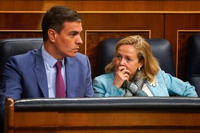 El presidente de gobierno Pedro Sánchez, y la ministra de Economía, Nadia Calviño, el pasado junio en el Congreso.