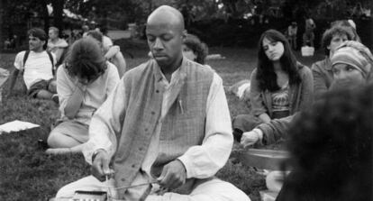 Laraaji tocando con su c&iacute;tara en Central Park, Nueva York, en 1980.