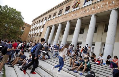 Alumnos repasan el temario para la convocatoria de selectividad de septiembre, en las escaleras de la Universidad Complutense de Madrid.