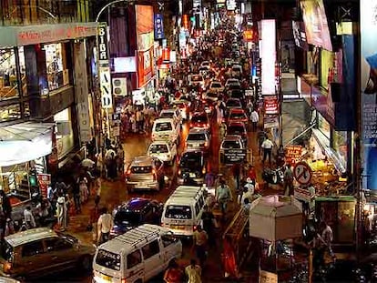 Una de las calles más comerciales de Bangalore (India).