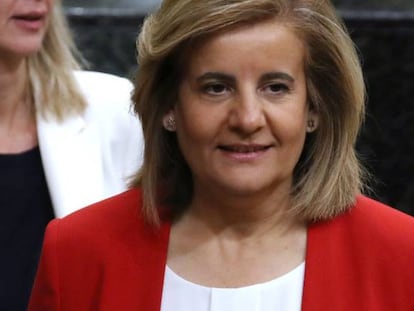 La vicepresidenta del Ejecutivo, Soraya Sáenz de Santamaría y la ministra de Empleo y Seguridad Social, Fátima Báñez, al inicio de la sesión de control al Gobierno.