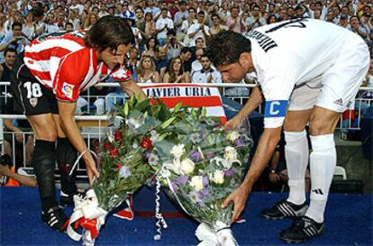 Momentos antes de que comenzara el partido entre el Real Madrid y el Athletic, el Santiago Bernabéu sirvió de escenario para rendir un homenaje al presidente del club vasco, Javier Uría, fallecido hace escasos días. Los capitanes de ambos equipos, Hierro y Alkiza colocan unos ramos de flores.