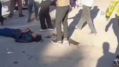 Los vídeos difundidos por los medios iraníes mostraban decenas de cuerpos esparcidos por el lugar, algunos transeúntes intentaban atender a los supervivientes, este miércoles en Kermán (Irán).