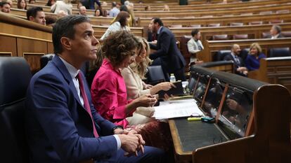 Pedro Sánchez, junto a las vicepresidentas María Jesús Montero y Yolanda Díaz, durante la sesión de control al Gobierno, este miércoles en el Congreso de los Diputados.