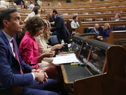 Pedro Sánchez, junto a las vicepresidentas María Jesús Montero y Yolanda Díaz, durante la sesión de control al Gobierno, este miércoles en el Congreso de los Diputados.