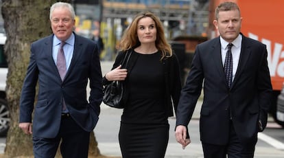 Chris Hutchenson, junto a su hija Orlanda y su hijo Adam, a su llegada a la corte de Westminster en Londres.