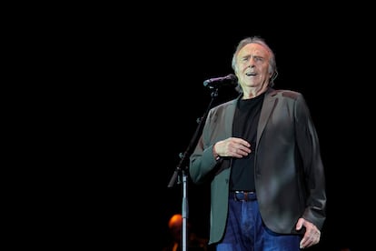 El cantante Joan Manuel Serrat en el Palau Sant Jordi de Barcelona, en un concierto solidario para ayudar a los afectados por la dana en Valencia.