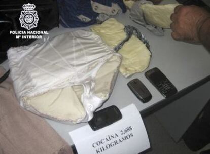 Agentes de la Policía Nacional intervienen 2,6 kilos de cocaína en Tarragona ocultos en un calzón tipo faja.