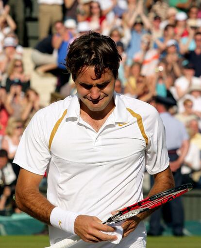 Federer rompe a llorar tras su victoria sobre Nadal en la final de Wimbledon. El suizo igualó el récord de Bjorn Borg de cinco victorias consecutivas en el torneo. (8/07/2007)