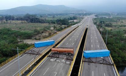 Este puente fue ideado para acercar a Colombia y Venezuela. Con unos 240 metros de largo y 40 metros de ancho, la estructura, pensada principalmente para el paso de vehículos de carga, consta de dos amplios corredores, cada uno de tres carriles, más un paso peatonal y de bicicletas, además de una robusta infraestructura de control aduanero.