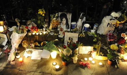 El día de su muerte, los seguidores de la cantante dispusieron un altar improvisado frente a la vivienda que Amy Winehouse tenía en Candem. Velas, flores y fotografías de la propia Winehouse recordaron a la diva del soul durante varios días que permaneció el decorado.