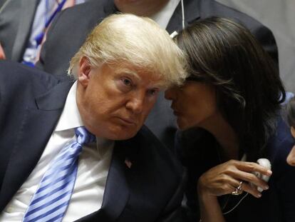 Donald Trump escucha a la embajadora Nikki Haley, este miércoles en la ONU.