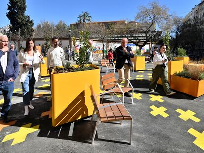 El alcalde Joan Ribó, a la izquierda, y a su lado la vicealcaldesa y concejala de Renovación Urbana, Sandra Gómez, durante su visita este miércoles a la primera supermanzana de Valencia, situada en el barrio de la Petxina.