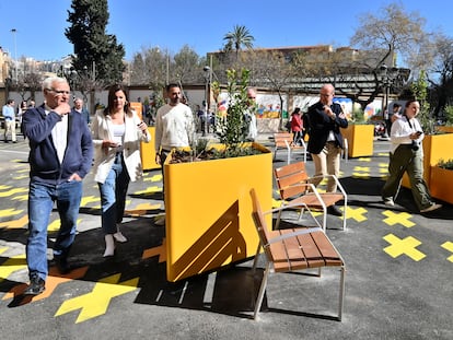 El alcalde Joan Ribó, a la izquierda, y a su lado la vicealcaldesa Sandra Gómez, durante su visita a la primera supermanzana de Valencia, en el barrio de la Petxina.