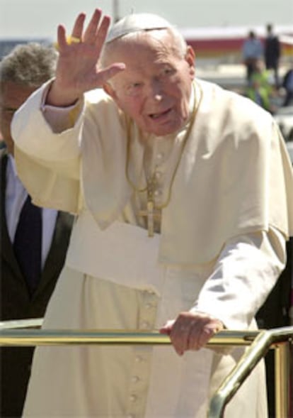 Las primeras palabras del discurso de Juan Pablo II en Barajas se han referido a la paz mundial. El Papa también ha pedido que la convivencia de los españoles se desarrolle dentro de "la unidad".