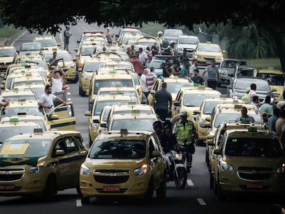 Taxistas bloquearam ruas em protesto contra o Uber.