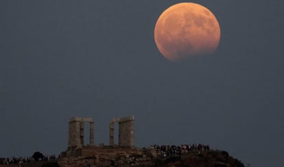 Eclipse lunar parcial ao fundo do templo de Poseidón, em Sunión (Grécia).