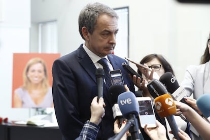 El expresidente del Gobierno José Luís Rodriguez Zapatero contesta a las preguntas de los periodistas.