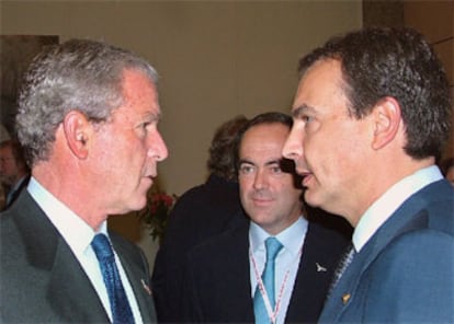 George W. Bush y José Luis Rodríguez Zapatero conversan al comienzo de la cumbre de la OTAN en Estambul.