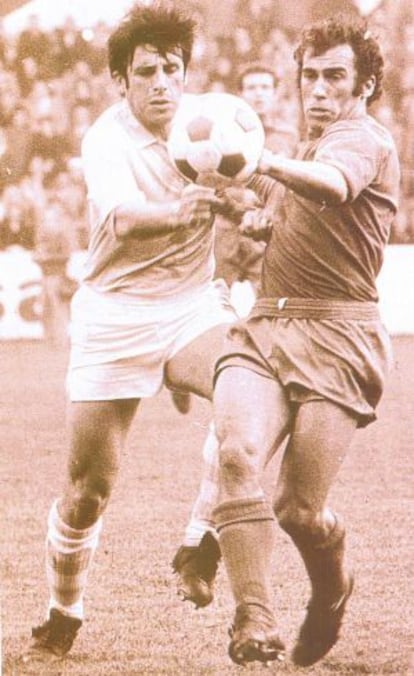 Castro (izquierda) pugna por el balón con Amancio.