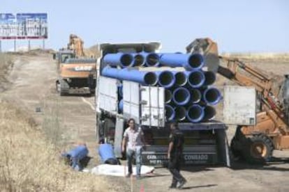 Un hombre ha fallecido esta mañana sobre las 9,00 horas, al caerle un tubo, durante la descarga de un camión en las obras del anillo perimetral de agua de Mérida, por la antigua Nacional V.