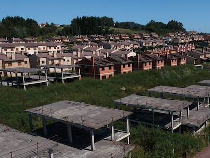 Chalés terminados y a medio construir en la urbanización Costa Miño, en una imagen del pasado miércoles.