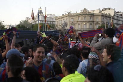 Un centenar de hinchas del Barcelona  ocuparon la Cibeles con sus bufandas.