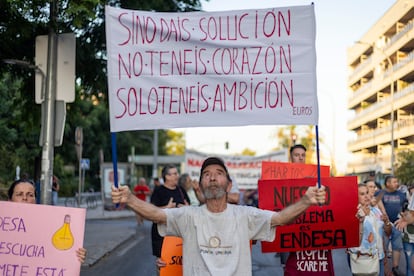 Cartel en la manifestación convocada por la plataforma Barrios Hartos de Sevilla contra los cortes de luz.