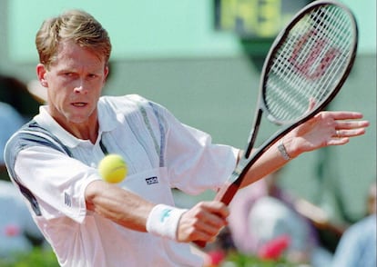 Edberg golpea de revés durante el partido contra Moyà en 1996, en la Philippe Chatrier de París.